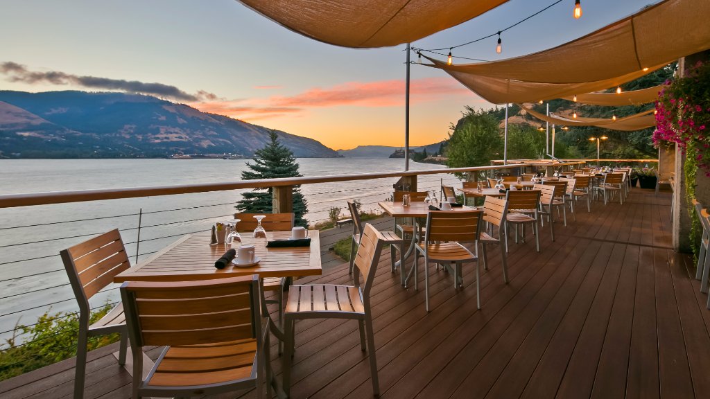 Riverside Restaurant In Oregon Offers Magnificent Views