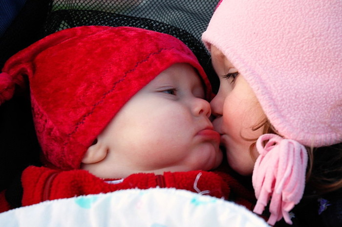 1024px-Smooches_(baby_and_child_kiss)