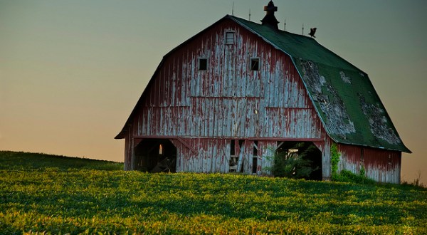 You Will Fall In Love With These 15 Beautiful Old Barns In Iowa