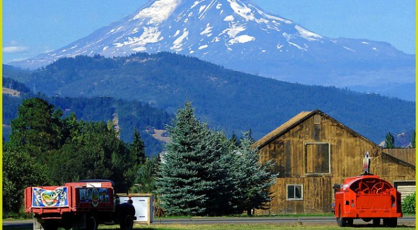 You Will Fall In Love With These 15 Beautiful Old Barns In Oregon