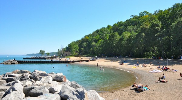 9 Gorgeous Beaches In Illinois That Are Demanding Your Attention This Summer