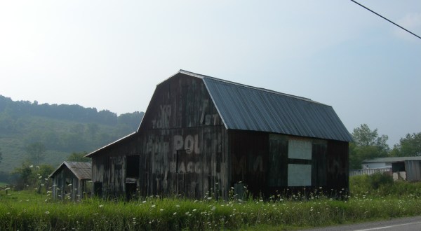 You Will Fall In Love With These 12 Beautiful Old Barns In West Virginia