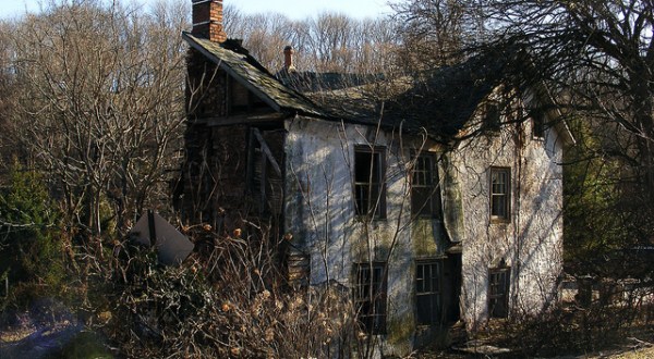 10 Creepy Houses In Pennsylvania That Could Be Haunted