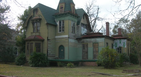 Here Are 10 Creepy Houses In Alabama That Could Be Haunted