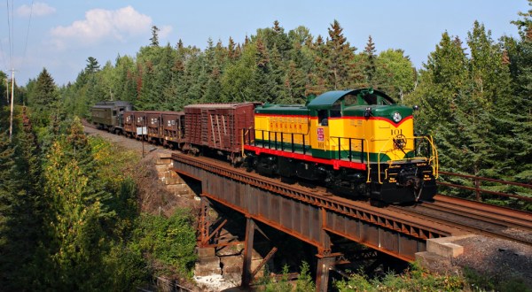 20 Beautiful Trains Passing Through Minnesota To Take You Back