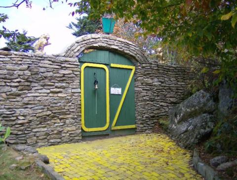 Tour The Eerie, Abandoned Wizard Of Oz Theme Park For Free