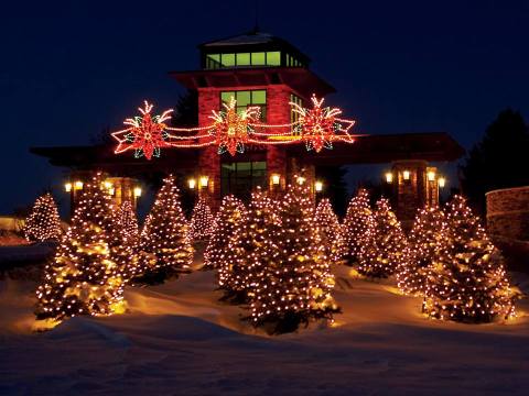 Here Are The Top 10 Christmas Towns In Wisconsin. They're Magical.