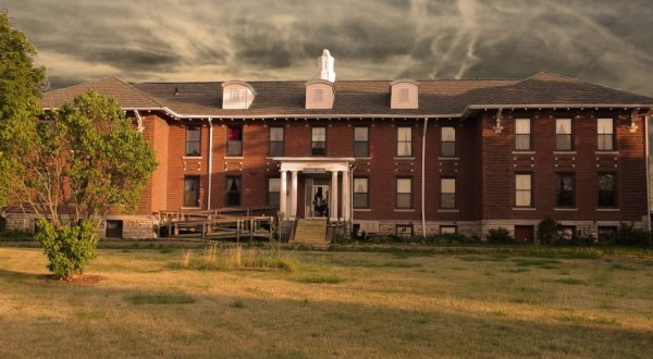This Creepy Asylum In Iowa Is Still Standing… And Still Disturbing