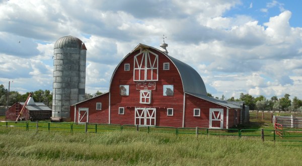You Will Fall In Love With These 10 Beautiful Old Barns In North Dakota