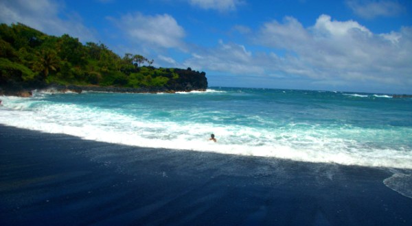 These 8 Colored Sand Beaches in Hawaii Will Blow You Away