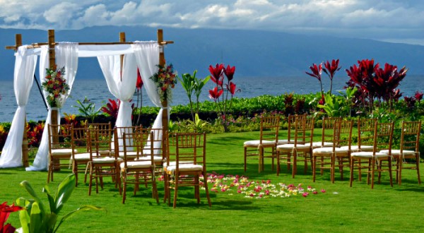 16 Epic Spots To Get Married In Hawaii That’ll Blow Guests Away