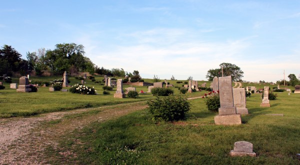 The Story Behind This Disturbing Kansas Cemetery Will Give You Goosebumps