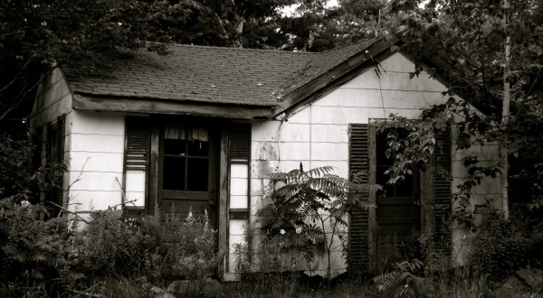 12 Creepy Houses In Maine That Could Be Haunted