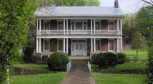 This Historic Town In Tennessee Will Transport You To The Past