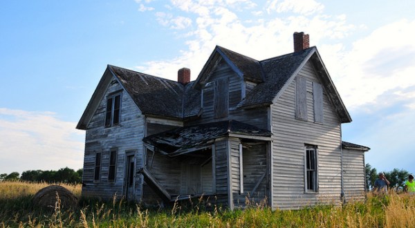 8 Creepy Houses In South Dakota That Could Be Haunted