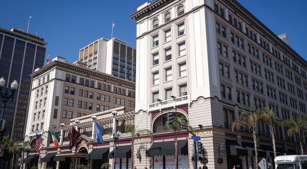 These 10 Haunted Hotels In Southern California Will Make Your Stay A Nightmare