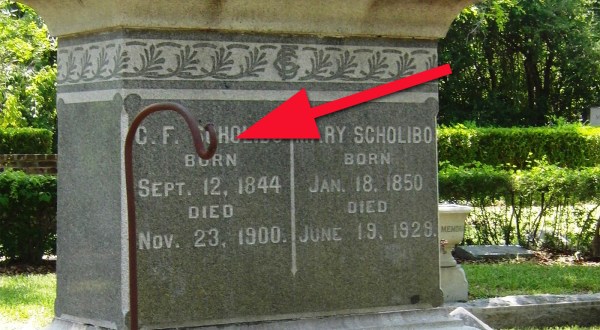 You’ll Be Shocked To Learn Why These Metal Hooks Were Placed Next To Graves In South Carolina