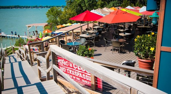 10 Incredible Waterfront Restaurants Everyone In  Iowa Must Visit