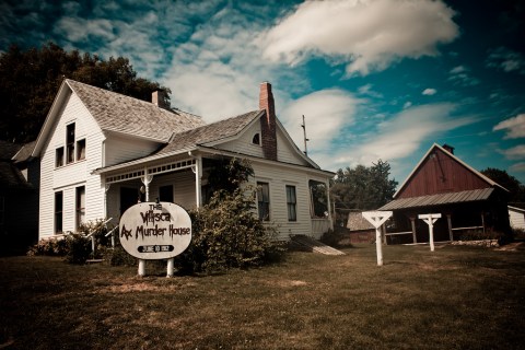 The Story Behind Iowa's Most Haunted House Will Give You Nightmares