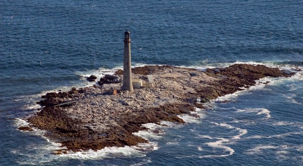The Deadly History Of This Lighthouse In Maine Is Terrifying But True
