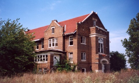 The Story Behind This Creepy Illinois Asylum Will Give You Goosebumps