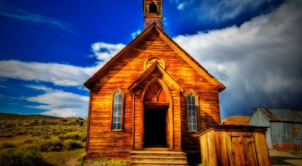 Visit These 9 Creepy Ghost Towns In Northern California At Your Own Risk