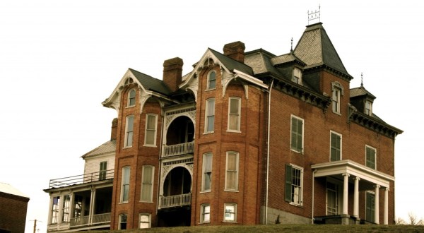 The Story Behind Virginia’s Most Haunted House Will Give You Nightmares