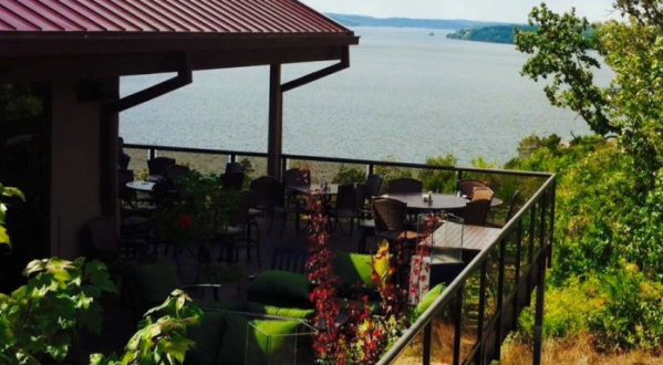 17 Incredible Waterfront Restaurants Everyone In Missouri Should Visit