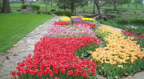 12 Amazing Hidden Gardens To Visit In Kansas This Spring