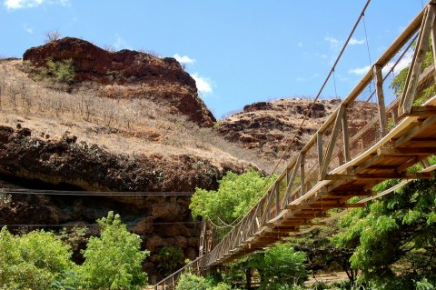 This Terrifying Swinging Bridge In Hawaii Will Make Your Stomach Drop