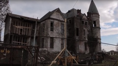 Urban Explorers Discover What's Inside An Abandoned Mansion In Kentucky