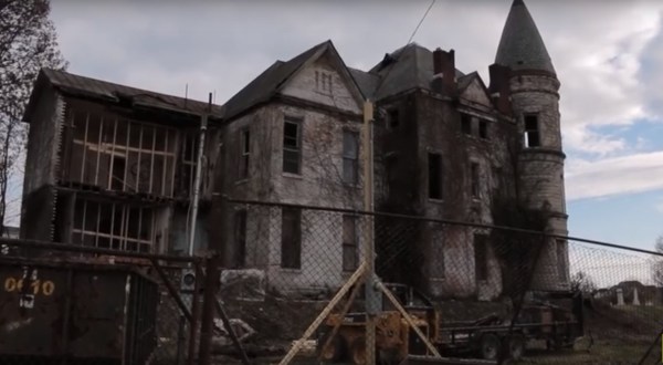 Urban Explorers Discover What’s Inside An Abandoned Mansion In Kentucky
