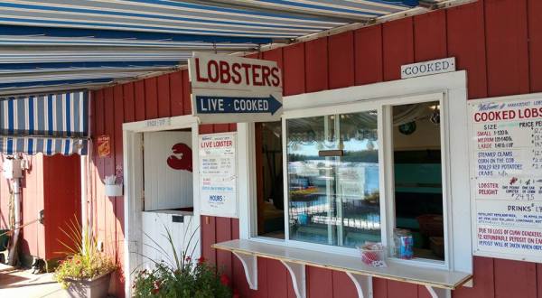 These 11 Restaurants Serve The Best Lobster Rolls In Maine
