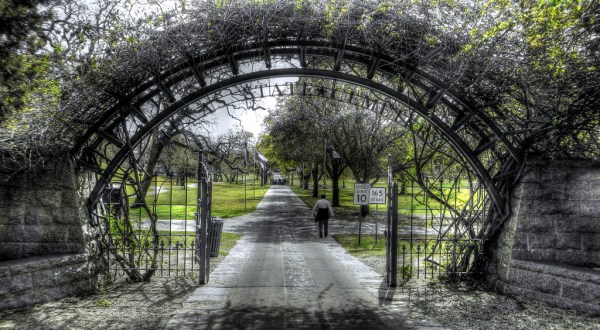 10 Disturbing Cemeteries Around Austin That Will Give You Goosebumps