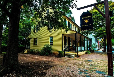 This Unique Restaurant In North Carolina Will Give You An Unforgettable Dining Experience
