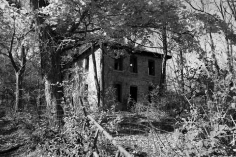 12 Creepy Houses In Iowa That Could Be Haunted