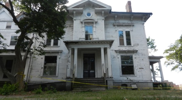 10 Creepy Houses In Illinois That Could Be Haunted