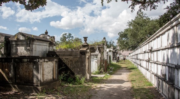 8 Disturbing Cemeteries Around New Orleans That Will Give You Goosebumps