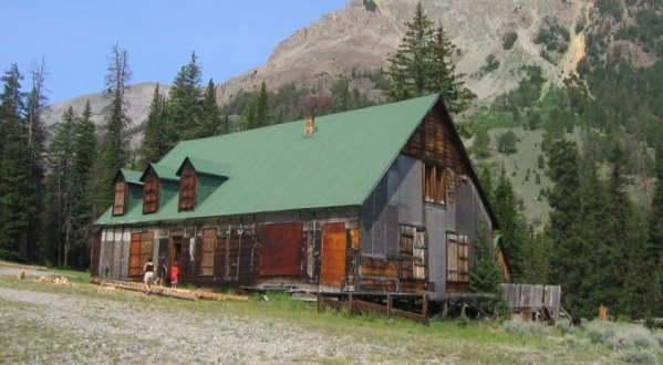 Nature Is Reclaiming This One Abandoned Wyoming Spot And It’s Actually Amazing