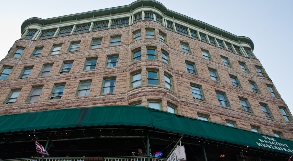 The History Behind This One Arkansas Hotel Is Bizarre But True