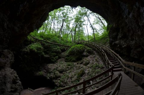 This One Easy Hike In Iowa Will Lead You Someplace Unforgettable