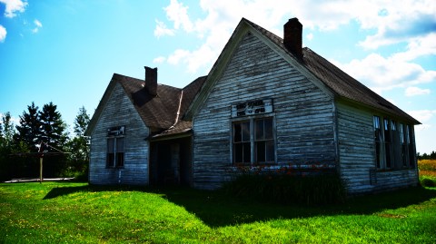 This Abandoned Schoolhouse In Wisconsin Is A Hauntingly Beautiful Snapshot Of The Past