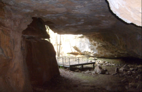 Hiking To This Aboveground Cave In Kansas Will Give You A Surreal Experience