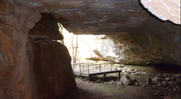 Hiking To This Aboveground Cave In Kansas Will Give You A Surreal Experience