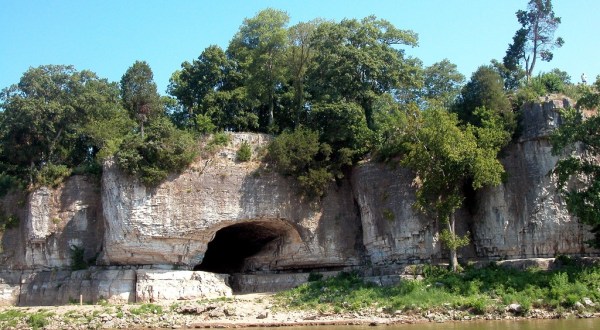 Hiking To This Aboveground Cave In Illinois Will Give You A Surreal Experience