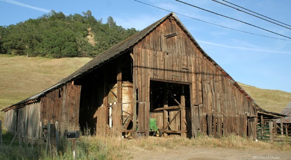 You Will Fall In Love With These 20 Beautiful Old Barns In Northern California