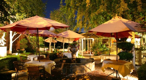 Try These 12 Oregon Restaurants For A Magical Outdoor Dining Experience