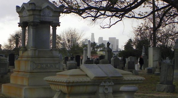 6 Disturbing Cemeteries In Southern California That Will Give You Goosebumps