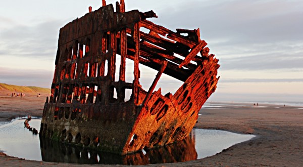 There’s An Eerily Beautiful Shipwreck Hiding On The Oregon Coast and You Need To See It