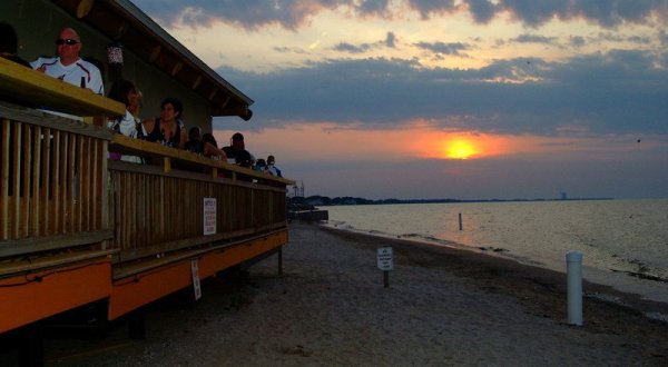 These 8 Beachfront Restaurants In Ohio Are Out Of This World